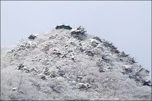 건너편 내장산 전망대부터 장군봉까지 하얗게 펼쳐진 눈꽃 세상도 온 마음에 가득 들어 왔습니다. 